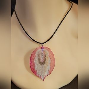 Filigree Leaf Fashion Jewelry Pendant Silver Tone